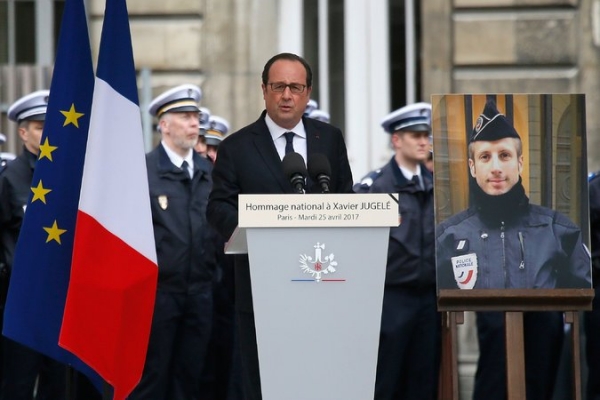 Cựu Tổng thống Pháp François Hollande trong lễ cưới của cảnh sát Xavier Jugelé đã hy sinh
