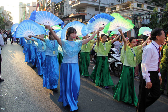 lễ hội truyền thống của đồng bào người Hoa tổ chức tiếp diễn sau Tết Nguyên đán