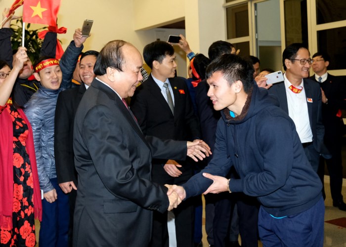 Cuối cùng Thủ Tướng cũng gặp đội tuyển U23 Việt Nam sau nhiều giờ đồng hồ.