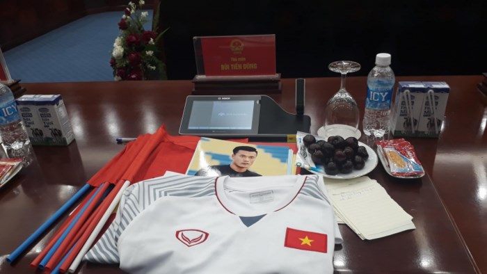 Cuối cùng Thủ Tướng cũng gặp đội tuyển U23 Việt Nam sau nhiều giờ đồng hồ.