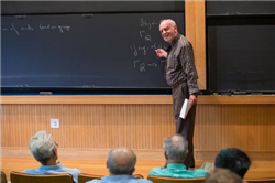 Nhà toán học dành giải Nobel toán học ở tuổi gần 81.